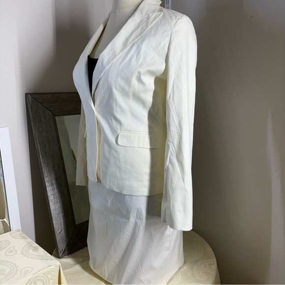 New York & Company cream color suit set Tailored Blazer with Notched Lapels - Picture 4 of 16